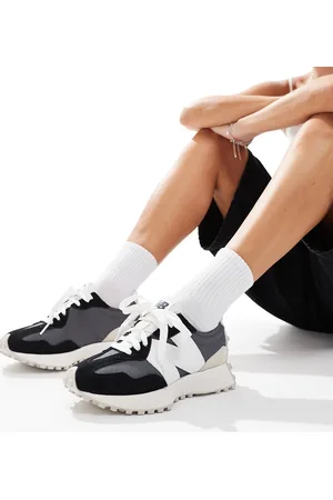 New Balance 327 trainers in