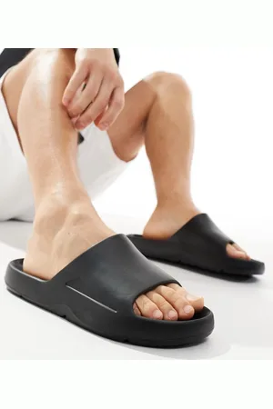 Schuh Harris slides in