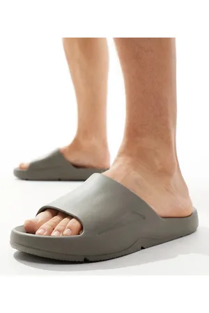 Schuh Harris slides in