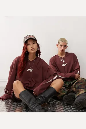 COLLUSION Unisex sports football style V neck t-shirt in burgundy
