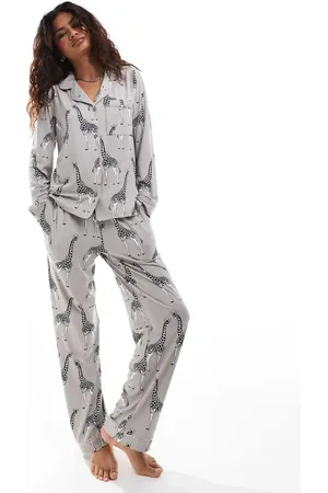 Chelsea Peers Giraffe printlong sleeve revere and trouser pyjama set in