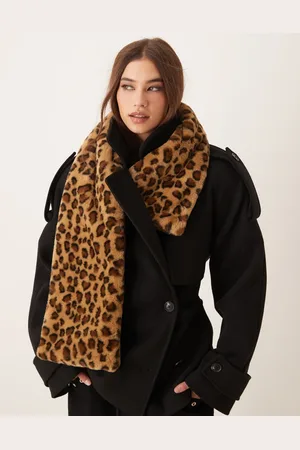 New Look Faux fur scarf in leopard print
