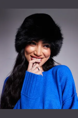 Kaiia Exclusive furry bucket hat in
