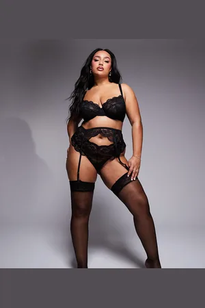 ASOS ASOS DESIGN Curve Lola lace suspender belt in