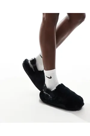 Nike Fluffy calm mules in