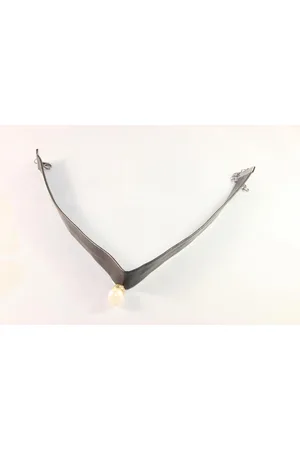 Fashion Jewelry Zwarte kunstleren choker met parel gezet in een houder met kristalletjes.