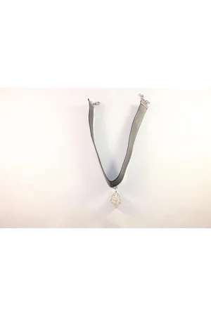 Fashion Jewelry Zwarte kunstleren choker met bedel in 3 D van een blaadje.