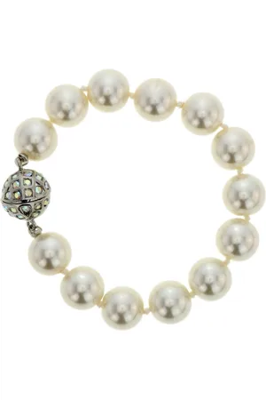 Behave Witte parelarmband met bolvormige magneetsluiting met steentjes
