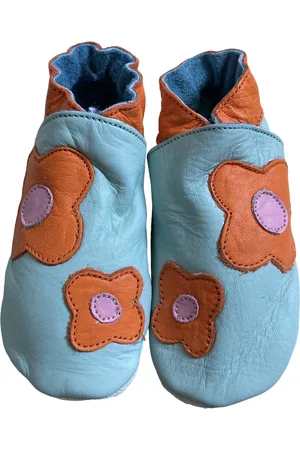 Baby Dutch Lichtblauwe leren babyslofjes met oranje bloem - Maat S - maat 18 - 6-12 maanden