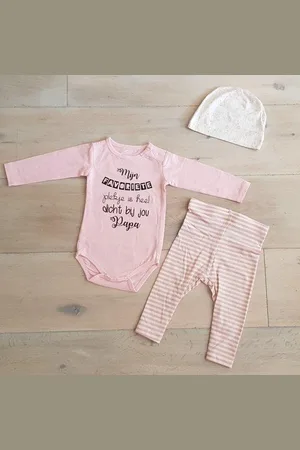 Merkloos Baby geboorte cadeau kledingset meisje | maat 74-80 | roze mutsje beertje roze broekje streep en roze romper lange mouw met tekst zwart mijn favoriete plekje is heel dicht bij jou papa pakje | Kraamkado eerste kerst first christmas kerstpak