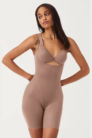 Spanx Thinstincts 2.0 Open-bust Mid Thigh Bodysuit | Kleur Café au Lait (Dark Nude) I Maat L