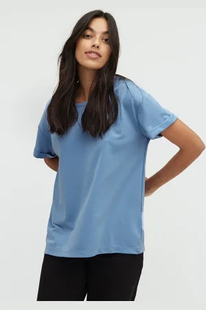mbyM Lichtblauw basic T-shirt met omgeslagen mouw Amana