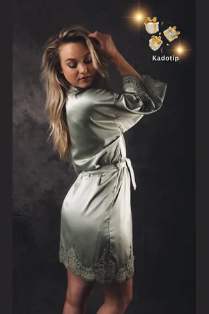 Merkloos Kimono dames van heerlijk satijn - sage - Plus maat XL/XXL - middellang model met sexy kant