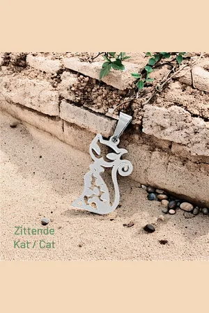 Fashion Jewelry H.A.M.A. - Ketting Hanger - Zittende Kat / Sitting Cat - 316l Stainless - Steel / RVS - 2,4 x 1,1 cm - Volwassenen Jeugd - Unisex - Casual