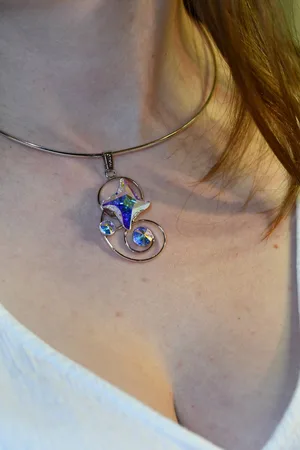 Malù WAVE Handgemaakt juweel- Italiaans ontwerp met SWAROVSKI ELEMENTS™ - Lengte sieraad 5,5 cm x 3 cm - Ketting 45 cm van gerhodineerd materiaal.
