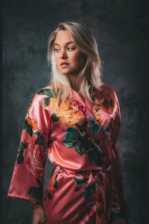Merkloos Dames Kimono satijn - Bestseller - koraal met bloemen - kort model - maat L/XL - ochtendjas lingerie