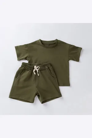 Merkloos Stoere Kleding Set Army Green - Broek & Shirt - Maat: 74/80 - T-Shirt & Korte Broek - Hoge Kwaliteit - Luxe Tweedelige Zomer Outfit voor Jongens - Babykleding / Baby Outfit - Two Piece - Legergroen / / Donkergroen - Schattig & Comfortabel
