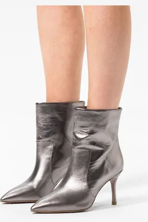 Sacha Dames - Zilveren metallic enkellaarsjes met hak - Maat 40