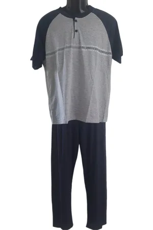 Merkloos Uniseks Pyjama set Dames & Heren - 2 Delig - Kleur Donkerblauw/Grijs - Horizontale streep met tekst - Maat M - Korte Mouwen - Lange Broek - Knopen - Cadeau - Kerst