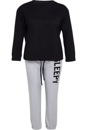 Trendyol Zwart-Grijze Gebreide Pyjamaset Met Joggingbroek En Slogan Tbbaw25Ai00025