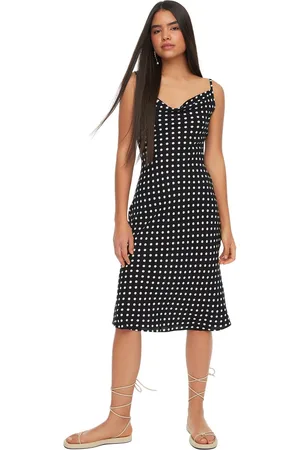 Trendyol Zwarte Body-Knuffelende Degaje-Kraagband-Viscose Midi-Geweven Jurk Met Stippen Twoss19El0172
