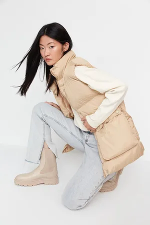 Trendyol Zwart Wijd Uitgesneden Oversized Puffervest Met Hoge Hals Twoaw23Ye00015