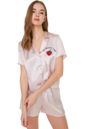 Trendyol Poeder Aardbei En Slogan Geborduurde Satijnen Shorts Geweven Pyjama Set Thmss22Pt0395