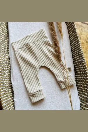 Merkloos Newbornbroekje Rib