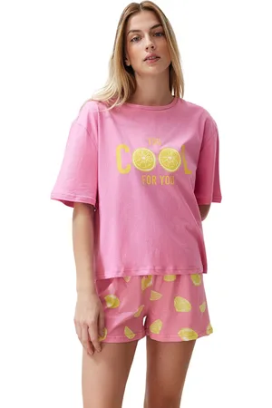 Trendyol Roze Gebreide Pyjamaset Van 100% Katoen Met Slogan En Fruitprint En Shorts Thmss24Pt00226