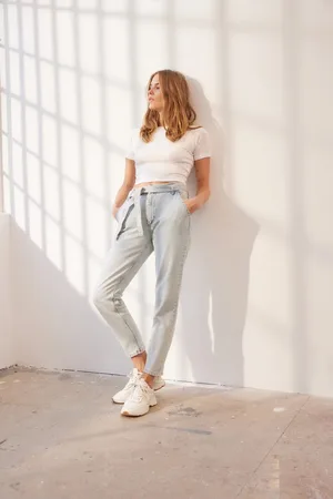 Trendyol Lichtblauwe, Duurzamere Mom Jeans Met Riem En Hoge Taille Twoaw23Je00372