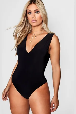 Boohoo Plus One Piece Met Laag Decolleté En Dubbele Laagjes