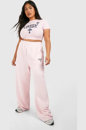 Boohoo Plus West Coast Gekruist Baby T-Shirt En Joggingbroek Met Rechte Pijpen Set