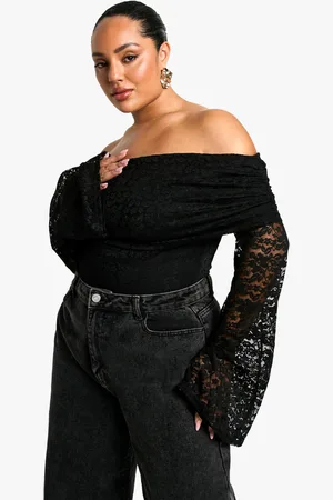 Boohoo Plus Kanten Off Shoulder One Piece Met Wijde Mouwen