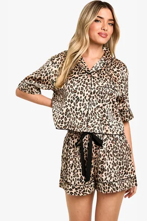 Boohoo Satijnen Luipaardprint Pyjama Set Met Blouse Met Knopen En Shorts