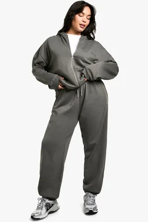 Boohoo Plus Oversized Geborduurde Dsgn Studio Joggingbroek Met Enkel Detail
