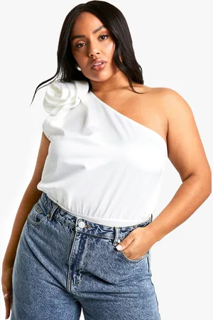 Boohoo Plus One Piece Met Schouder Corsage