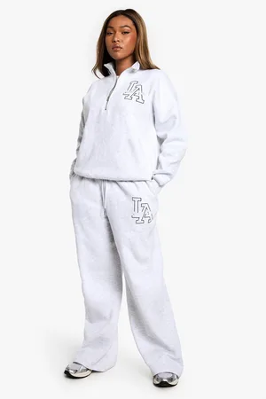 Boohoo Plus Geborduurde La Joggingbroek Met Rechte Pijpen