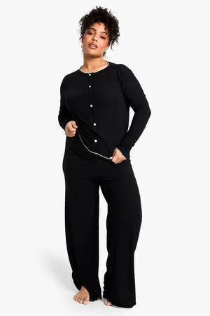 Boohoo Plus Geribbelde Geribbelde Top Met Contrasterende Knopen En Broek Pyjama Set