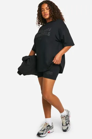 Boohoo Plus Oversized T-Shirt Met Tekst En Reliëf En Shorts Set