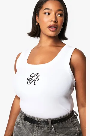 Boohoo Plus Geborduurd Geribbeld La Tekst Tank Top Met Tank Top
