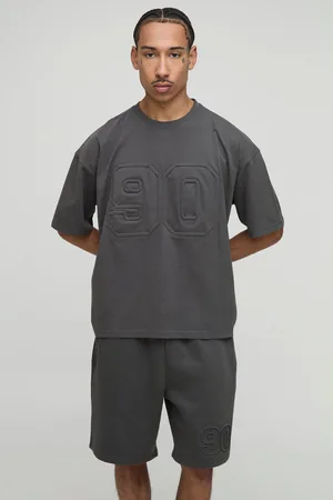 Boohoo Oversized Boxy Varsity T-Shirt Met Reliëf En Capuchon En Shorts Set