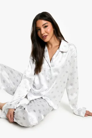 Boohoo Satijnen Snowlfake Pyjama Blouse Met Knopen En Broek Set