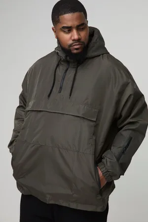 Boohoo Plus Oversized Windbreaker Met Zakken, Capuchon En Korte Rits