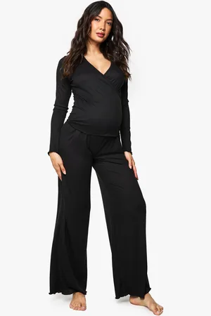 Boohoo Zwangerschap Geborstelde Geribbelde Wikkeltop Met Lettuce Edge En Broek Lounge Set