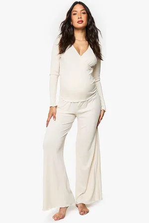 Boohoo Zwangerschap Geborstelde Geribbelde Wikkeltop Met Lettuce Edge En Broek Lounge Set