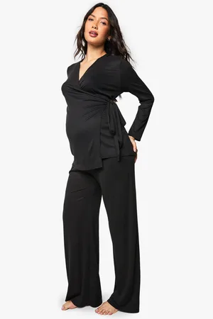 Boohoo Zwangerschap Geborstelde Geribbelde Lounge Set Met Wikkeltop Met Strik En Broek
