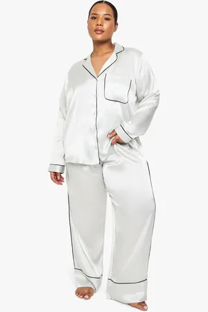 Boohoo Plus Satijnen Pyjama Overhemd Met Lange Mouwen, Contrasterende Biezen En Broek Set