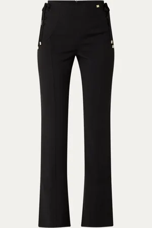 NIKKIE. Horn mid waist flared fit pantalon met gestrikt detail