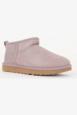 UGG Classic Ultra Mini enkellaarsje van suède