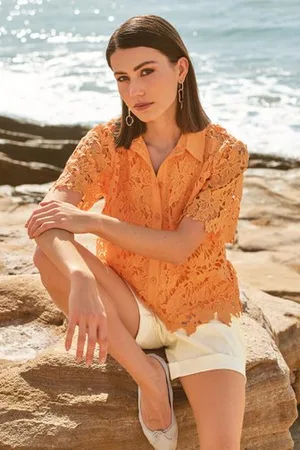 D Auvry Oranje blouse met gehaakte bloemen